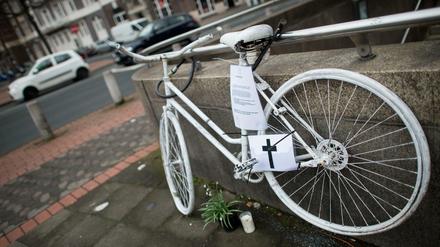Nach tödlichen Verkehrsunfällen gedenken Aktivisten der verstorbenen Radfahrer regelmäßig mit "Geisterrädern". (Symbolbild)