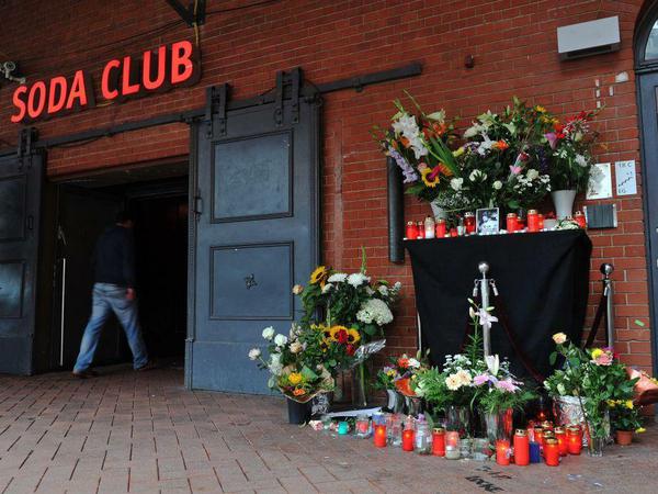 Soda Club in Prenzlauer Berg: Blumen und Kerzen in Gedenken an den ermordeten Türsteher. 
