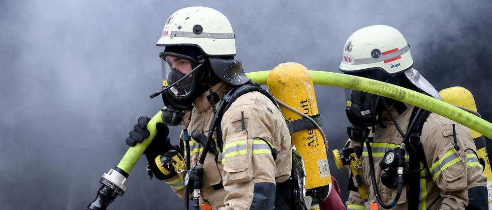 Bei den beiden Bränden waren insgesamt 100 Feuerwehrleute im Einsatz, twitterte die Feuerwehr.