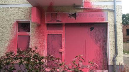 So sieht das Bürgerbüro von Innsenator Geisel am Donnerstag nach der Attacke mit pinken Farbbeuteln aus.
