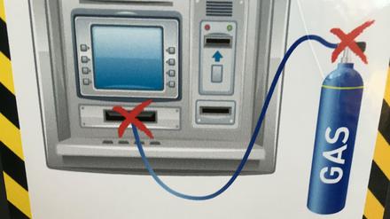 Hinweise auf neuen Geldautomaten sollen potentielle Täter abschrecken.