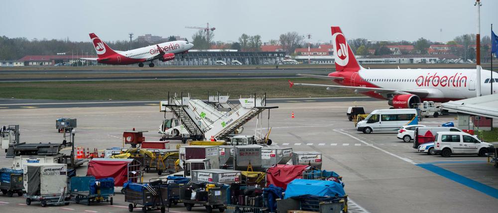Zahlreiche mit Gepäckstücken beladene Gepäcktransportwagen stehen am 04.04.2017 auf dem Vorfeld am Flughafen Tegel in Berlin. 