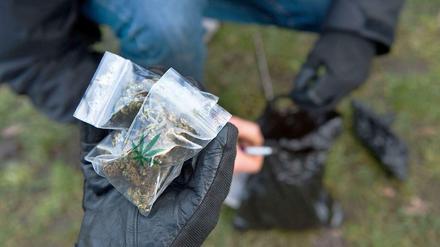 Für einen Polizisten endete eine Drogen-Razzia im Görlitzer Park mit einem Krankenhausaufenthalt.