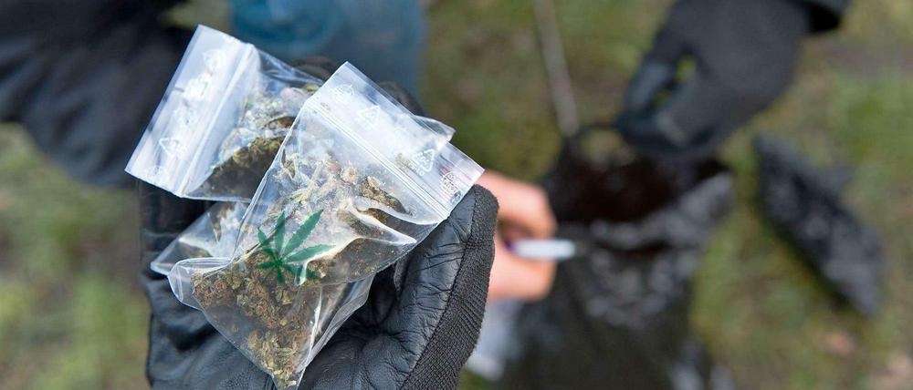 Für einen Polizisten endete eine Drogen-Razzia im Görlitzer Park mit einem Krankenhausaufenthalt.