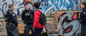Polizisten durchstreifen regelmäßig den Görlitzer Park, um den Drogenhandel zurückzudrängen.