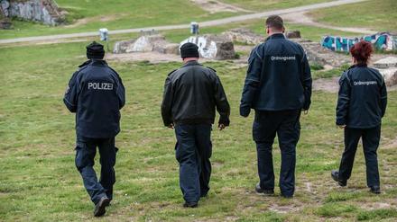 Polizisten und Mitarbeiter des Ordnungsamtes auf gemeinsamer Streife im Görlitzer Park.