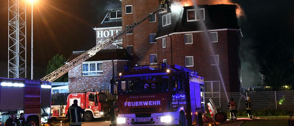 Bei einem Großbrand in einem Hotel in Ahrensfelde sind sechs Menschen durch Rauchvergiftungen leicht verletzt worden.