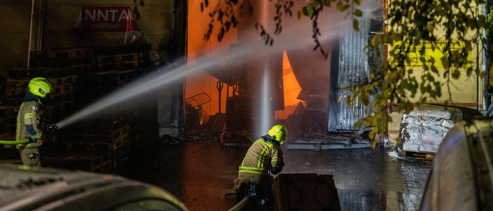 Eine 500 Quadratmeter große Lagerhalle in Berlin-Gesundbrunnen ist vollständig in Brand geraten.