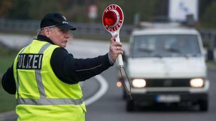 Ein Polizeibeamter bei einer Verkehrskontrolle. Hier am Autobahnparkplatz "Kersdorfer See" an der A12 nahe Briesen (Brandenburg).