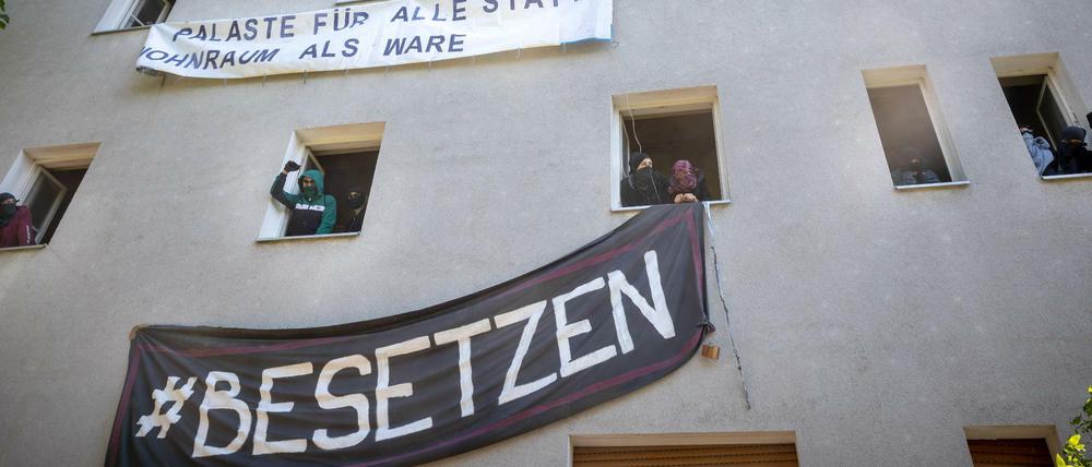 Aus Protest gegen steigende Mieten, spekulativen Leerstand und Wohnungsnot besetzten Aktivisten an Pfingsten mehrere Gebäude.