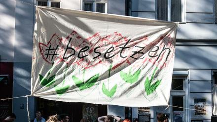 "#besetzen", steht auf dem Transparent vor einem Haus an der Reichenberger Straße, das 2018 besetzt wurde. 