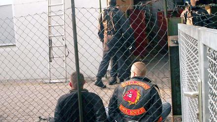 7.06.2012: Morgendliche Razzia im Rockerclub Bandidos Del Este in Hennigsdorf: die Polizei geht mit einem Großaufgebot gegen die Rocker vor.