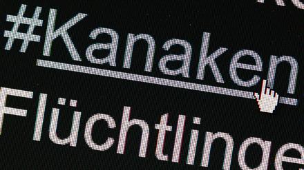 Der Hashtag «#Kanaken» ist auf einem Bildschirm über dem Schriftzug «Flüchtlinge» in Berlin auf einem Computer zu sehen. 