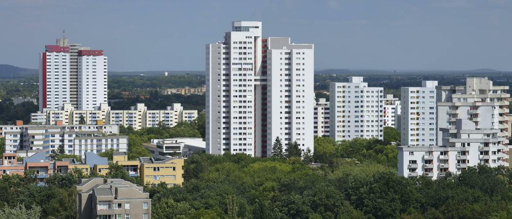 Etliche Hochhäuser stehen in der Gropiusstadt in Neukölln.