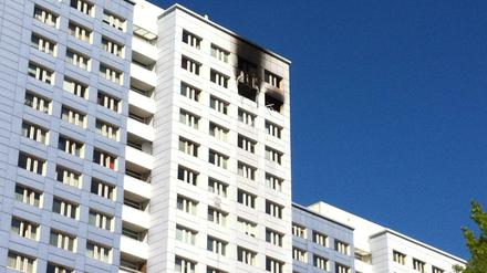 Verkohlte Fassade: in einer Hochhauswohnung in Friedrichshain gab es eine Explosion.