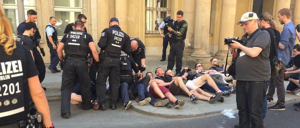 Polizisten hindern Mitglieder der rechtsextremen "Identitären Bewegung" am Freitagnachmittag am Eindringen ins Justizministerium.