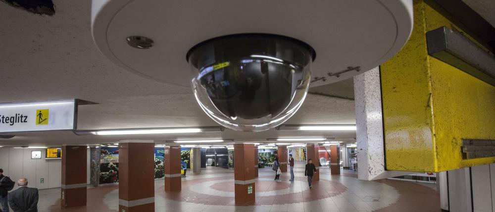 Eine Überwachungskamera am U-Bahnhof Osloer Straße.