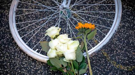 Fahrradaktivisten stellen weißgetünchte "Geisterräder" auf, wo Radfahrer in tödliche Unfälle verwickelt waren.