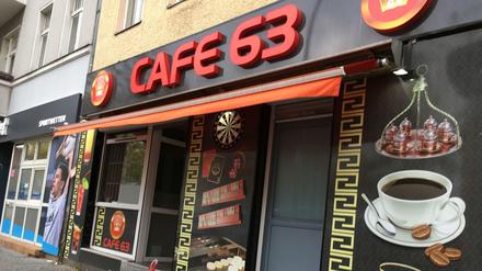 Das "Café 63" in der Prinzenallee am Sonnabendmorgen nach dem Polizeieinsatz.