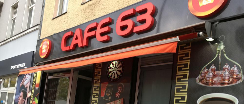 Das "Café 63" in der Prinzenallee am Sonnabendmorgen nach dem Polizeieinsatz.