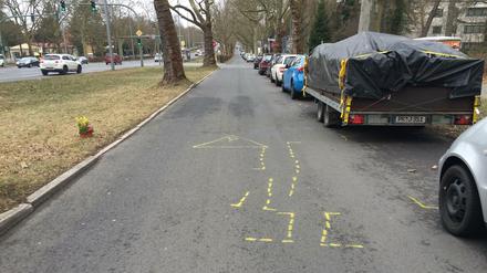 Mit gelber Farbe markierte die Polizei die Position des Pkw und des Rades. 