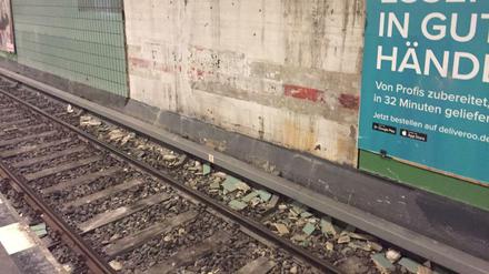 Fliesen auf den Gleisen. Im U-Bahnhof Gneisenaustraße fielen Wandteile herab und beschädigten einen einfahrenden Zug. Eine Scheibe barst. Zur Sicherheit wurde dann die gesamte betroffene Wandfläche freigeklopft.