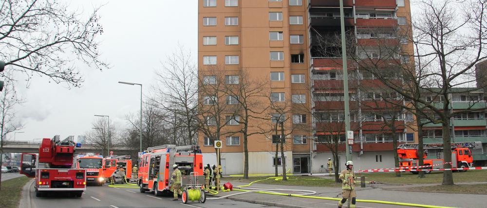 Charlottenburger Chaussee. In der Wohnung im 5. Obergeschoss brach das Feuer aus.