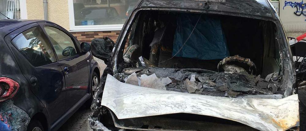 In der Nacht zu Dienstag brannte dieser Pkw im Bayerischen Viertel vollständig aus, das links daneben geparkte Auto wurde ebenfalls beschädigt.