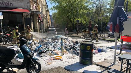 Müll in Flammen: Auf der Rosenthaler Straße brennt Abfall in Tüten. 