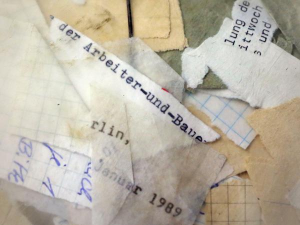 Zerrissene Stasi-Akten sind im Stasi-Archiv in Berlin in einem Sack mit noch nicht erfasstem Material zu sehen. 