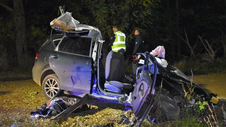 Zwei Jugendliche im Alter von 15 und 17 Jahren sind bei einem Autounfall nahe Triglitz (Landkreis Prignitz) ums Leben gekommen. 