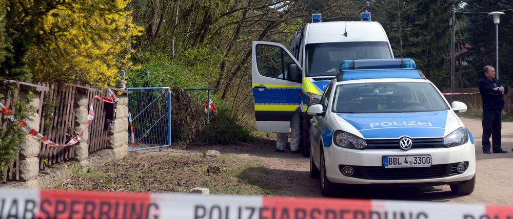 Polizisten sperren am 10.04.2017 in Borkheide (Brandenburg) die Straße ab. Ein Jugendlicher soll in Borkheide (Potsdam-Mittelmark) seine Mutter getötet und zerstückelt haben.