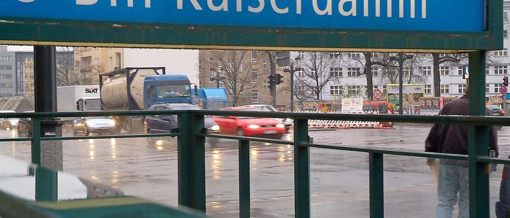 Am U-Bahnhof Kaiserdamm ist ein Mann auf der Flucht vor seinen Angreifern ums Leben gekommen.