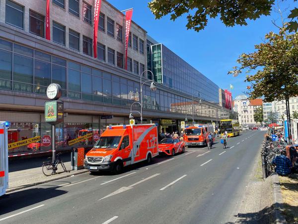 Mit starken Kräften rückte die Feuerwehr zum Karstadt-Warenhaus aus.