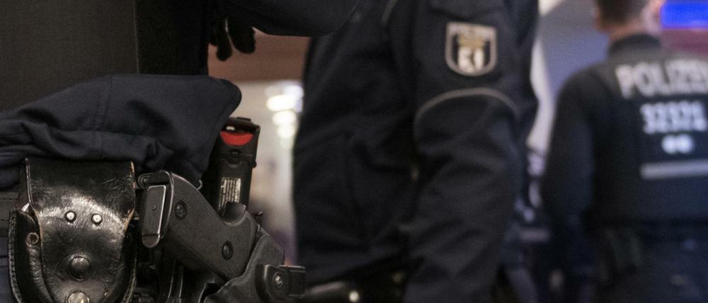 Immer wieder werden Polizisten in Berlin angegriffen. 