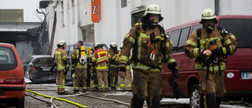 Nicht mehr viel zu retten: Einsatzkräfte der Berliner Feuerwehr bei den Löscharbeiten vor der brennenden KFZ-Lagerhalle in Berlin-Lichtenberg. 