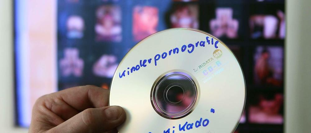 Das Bild zeigt eine DVD aus einer früheren Polizeiaktion gegen Kinderpornographie.