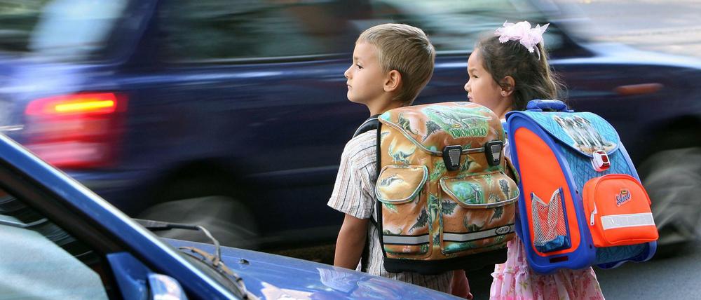 Zwei Kinder auf dem Weg zur Schule.
