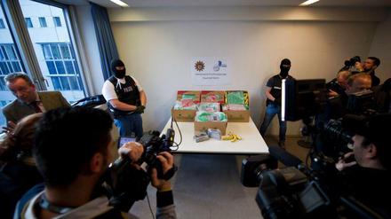 Unter strengster Bewachung präsentierte die Polizei am Montag den Kokainfund im LKA Berlin.