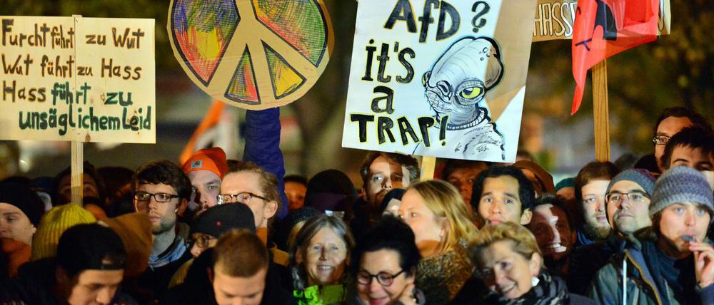 Nicht nur in Berlin wird für und gegen die AfD protestiert: 2.500 Menschen gingen am Mittwoch in Erfurt auf die Straße.