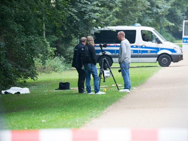 Polizeibeamte untersuchen am Mittwochmorgen den Fundort der Leiche im Tiergarten.
