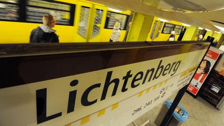 Am U-Bahnhof Lichtenberg hat ein Mann ein Paar bedrängt – und mit einer abgebrochenen Flasche zugestochen.