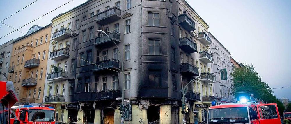 Völlig verrußt. Kaum zu glauben, aber die Bewohner des Hauses an der Warschauer Straße konnten nach dem Feuer in ihre Wohnungen zurückkehren.
