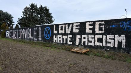 Der Schriftzug "We're unstoppable, Love EG Hate Fascism" ist an der Mauer an einer Gärtnerei in Cottbus-Ströbitz zu lesen.