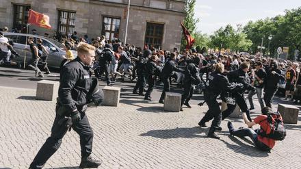 Tumulte am Reichstag: Hunderte linker Demonstranten durchbrachen am Samstag eine Polizeireihe an der Dorotheenstraße. 