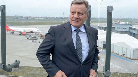 Hartmut Mehdorn bei einer Pressekonferenz am Flughafen Tegel. 
