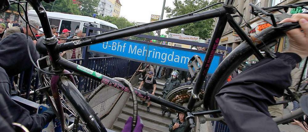 Spätestens am U-Bahnhof Mehringdamm verlor die Polizei den Überblick.