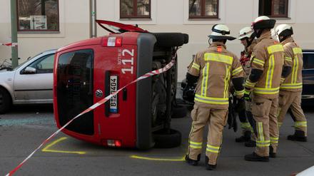 Ein umgekipptes Wirtschaftsfahrzeug der Feuerwehr liegt auf der Kreuzung Alte Jakobstraße/Neuenburger Straße auf der Seite.