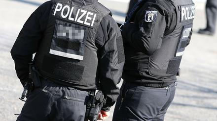 Polizisten lösen Hochzeitsfeier in Schöneberg auf.