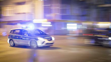 Ein Berliner Polizeiwagen auf dem Weg zu einem Einsatz.